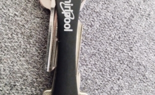 Sleutels in zwarte keyholder, van het merk Whirlpool. Met sleutelhanger van een grijze muis, maar deze kan er ook van af zijn gevallen.