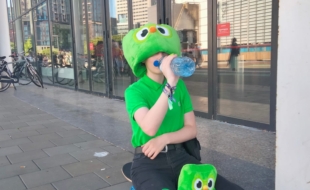 Op de grond is de tas, het masker op mijn hoofd en de knuffel op het skateboard voor mij zitten erin